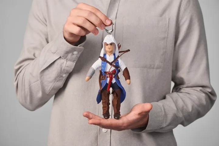 Брелок WP Merchandise плюшевый ASSASSINS CREED Ratonhnhaké: ton 20 см.